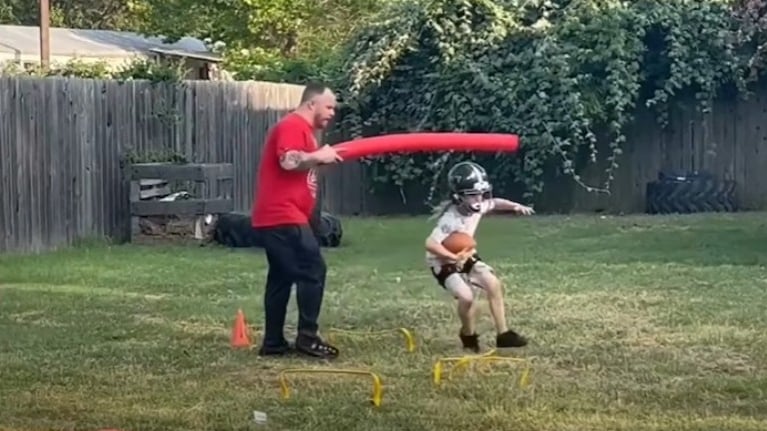 Así entrena este niño de 8 años para ser la futura estrella del fútbol americano