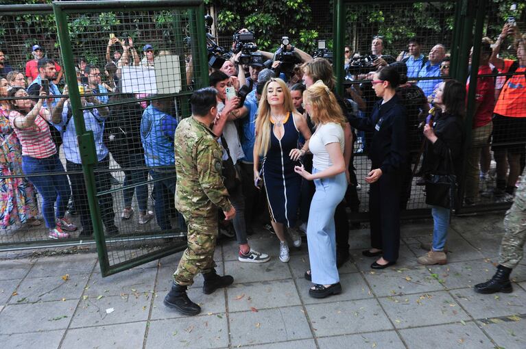 Así entró a votar Fátima Florez (Foto: RS Fotos)