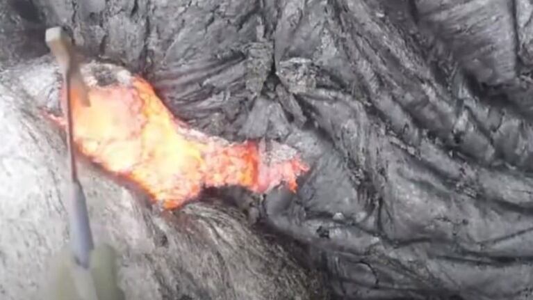 Así es como un geólogo toma muestras de lava fundida a 1.140 grados centígrados en el volcán Kilauea de Hawái