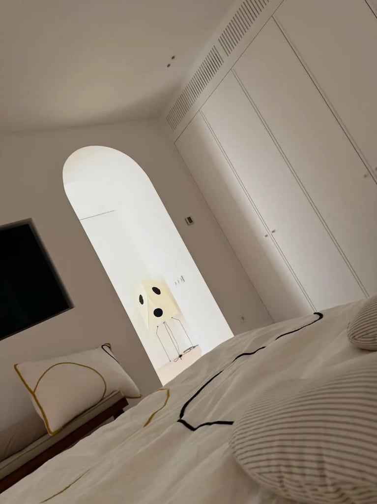 Así es el arco que conecta el dormitorio con otra zona de la casa.  Crédito: Instagram / ursulolita
