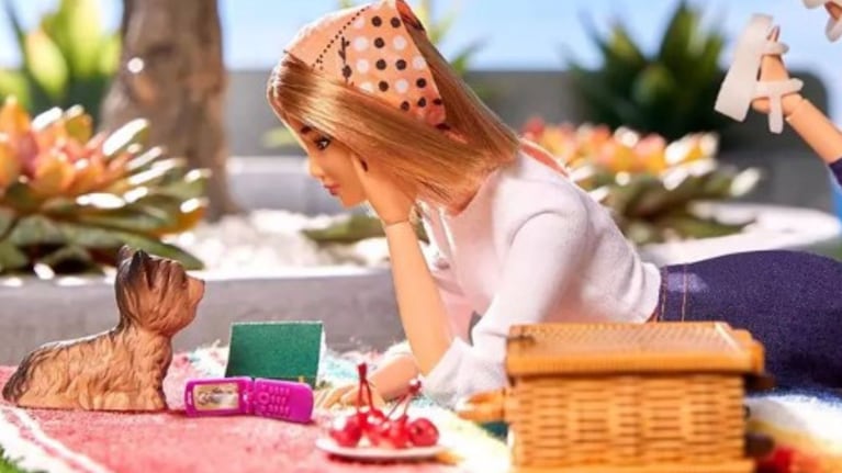 Así es el celular plegable de Barbie que presentan HMD y Marvel