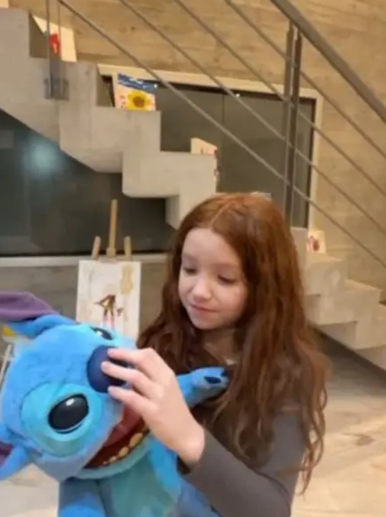 Así es el cuarto de juegos que La Joaqui diseñó para sus hijas: estilo clásico y atriles de madera | Créditos: Instagram @lajoaqui