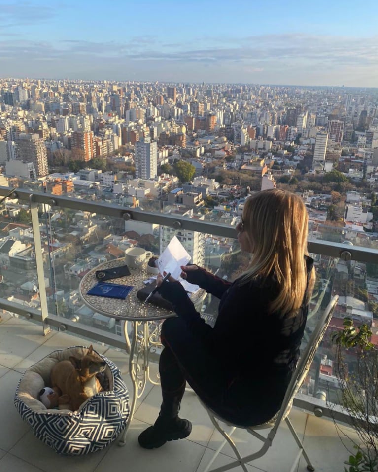 Así es el departamento de Nora Colosimo: diseño contemporáneo y balcón aterrazado | Créditos: Instagram @nora_colosimo