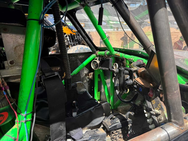 Así es el interior de la cabina del Grave Digger de Monstaer Jam (Foto: Hernán Khatchadourian)