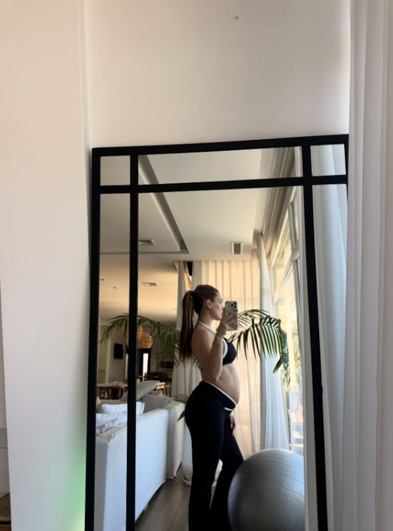 Así es el living-comedor de Camila Homs: tonos neutros, ambiente amplio y luminosidad | Créditos: Instagram @camihoms