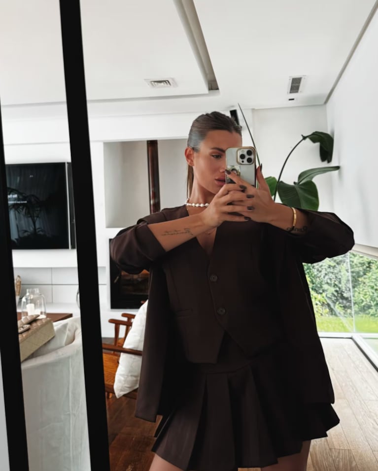 Así es el living-comedor de Camila Homs: tonos neutros, ambiente amplio y luminosidad | Créditos: Instagram @camihoms