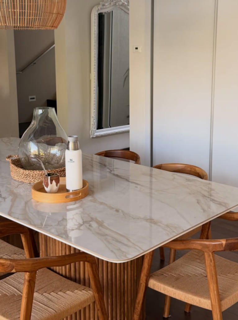 Así es el living-comedor de Camila Homs: tonos neutros, ambiente amplio y luminosidad | Créditos: Instagram @camihoms