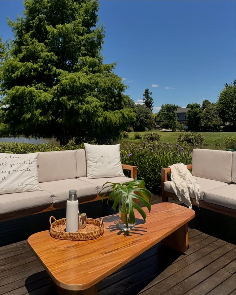 Así es el living exterior de Cami Homs: mucha madera, colores neutros y naturaleza | Créditos: Instagram @camihoms