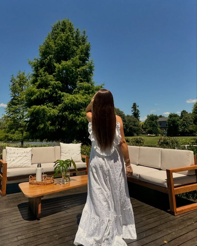 Así es el living exterior de Cami Homs: mucha madera, colores neutros y naturaleza | Créditos: Instagram @camihoms