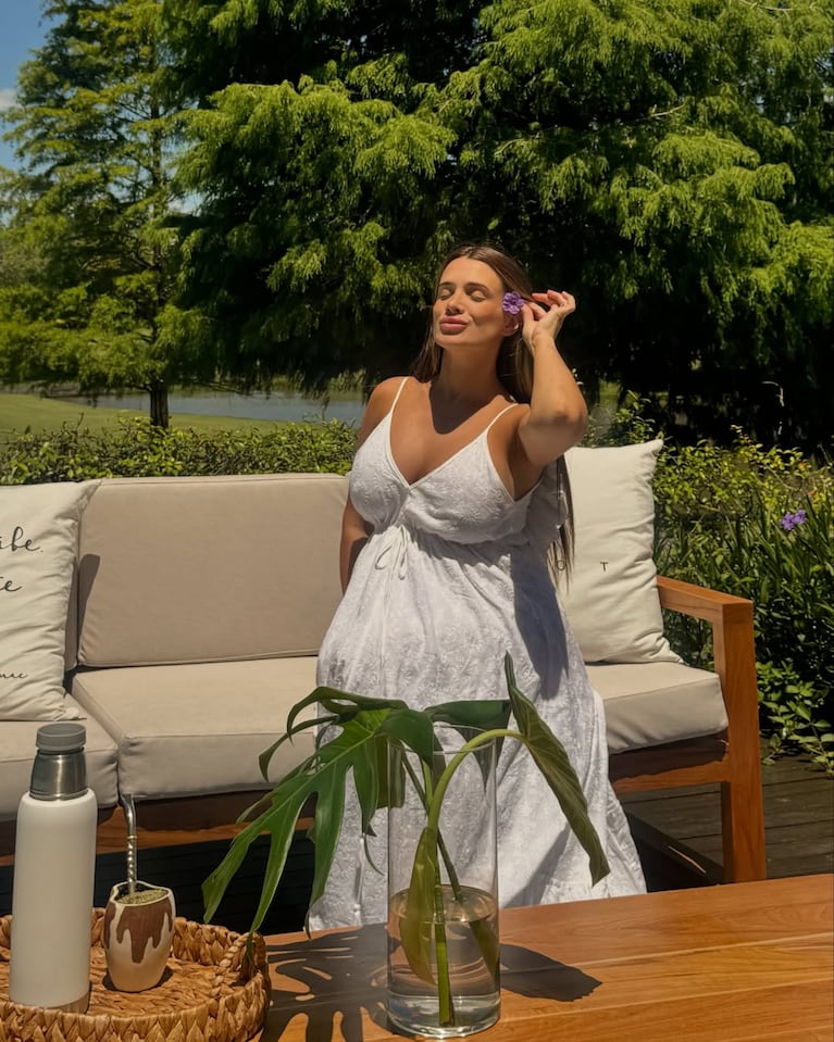 Así es el living exterior de Cami Homs: mucha madera, colores neutros y naturaleza | Créditos: Instagram @camihoms