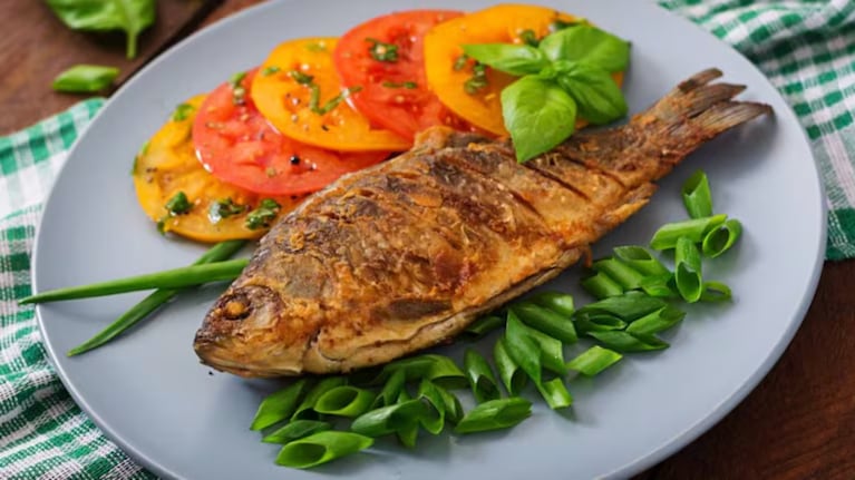 Así es el proceso para que el pescado entero frito brinde una experiencia de delicia inigualable