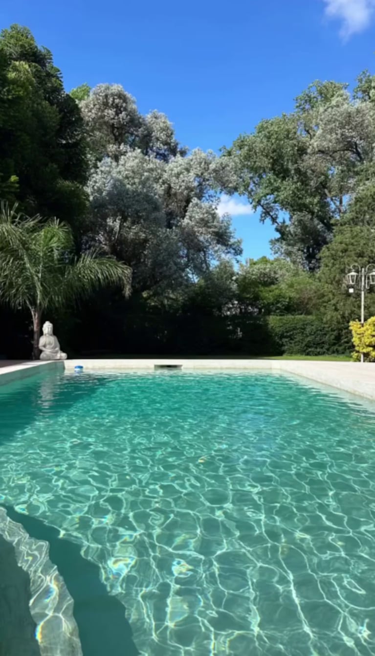 Así es la casa de Agustina Cherri: diseño moderno y contemporáneo, pileta budista y mucho verde | Créditos: Instagram @agustinacherriok