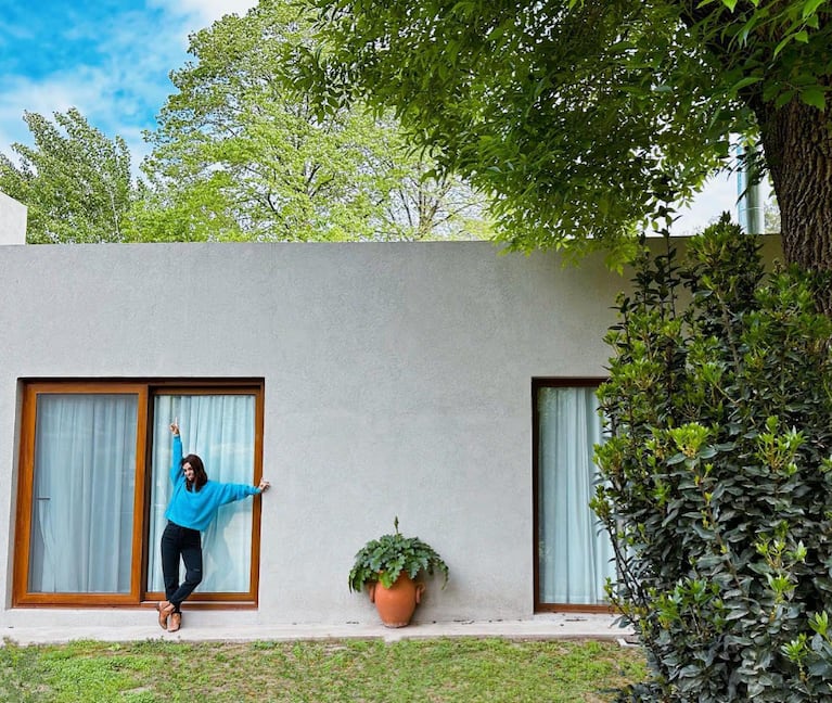 Así es la casa de Agustina Cherri: diseño moderno y contemporáneo, pileta budista y mucho verde | Créditos: Instagram @agustinacherriok