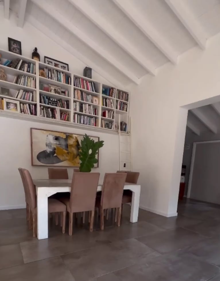 Así es la casa de Agustina Cherri: diseño moderno y contemporáneo, pileta budista y mucho verde | Créditos: Instagram @agustinacherriok