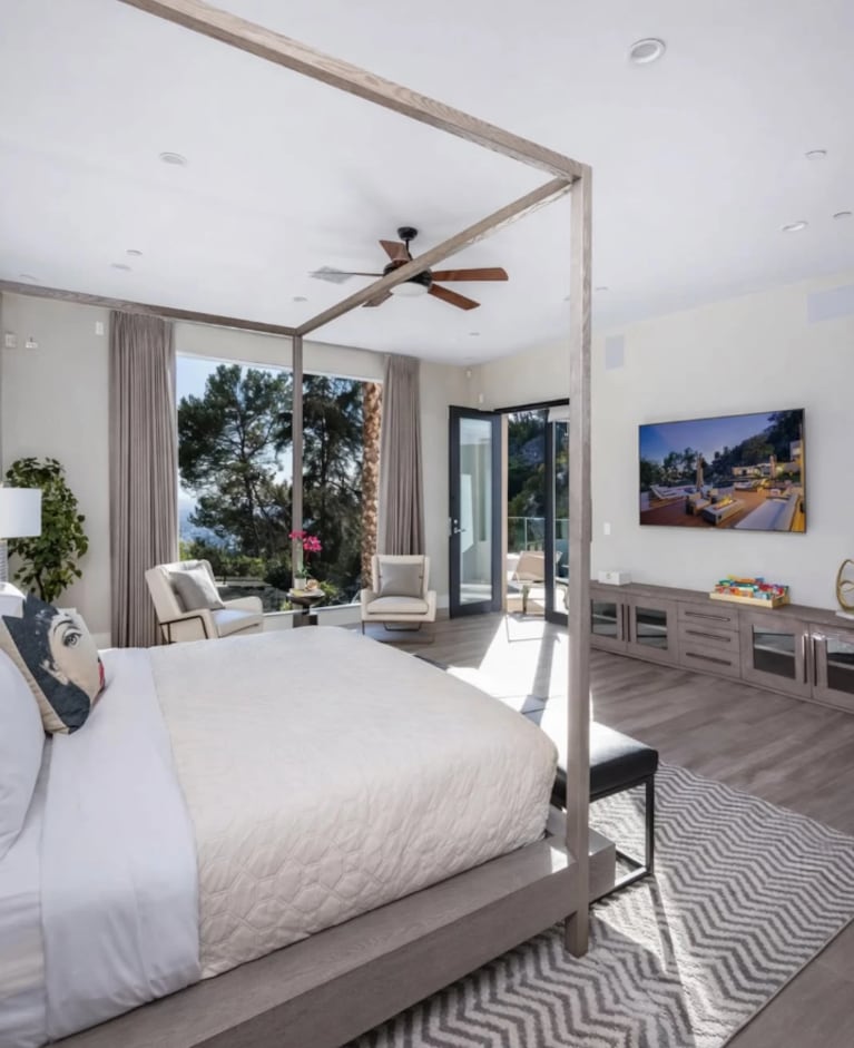 Así es la casa de Bad Bunny en Los Ángeles, valuada en 8,8 millones de dólares: lujo y piscina infinita | Créditos: Instagram