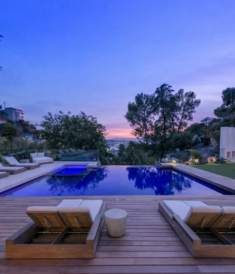 Así es la casa de Bad Bunny en Los Ángeles, valuada en 8,8 millones de dólares: lujo y piscina infinita | Créditos: Instagram