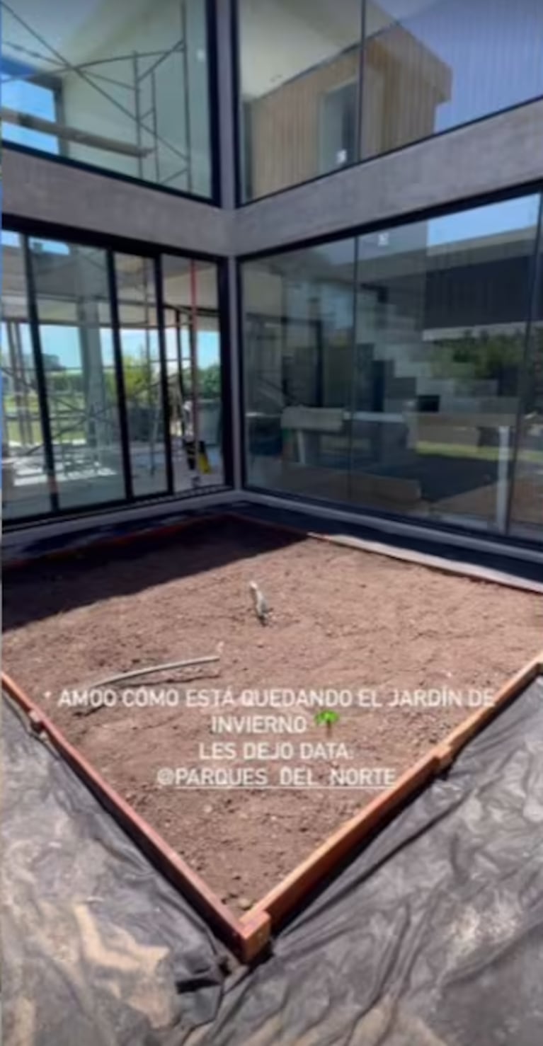 Así es la casa de Cande Ruggeri en Nordelta: luz natural, jardín de invierno y una imponente pileta | Créditos: Instagram @caleruggeri