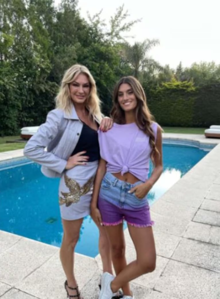 Así es la casa de Diego y Yanina Latorre en Pilar: jardín con pileta y estilo moderno en el interior | Créditos: Instagram @yanilatorre