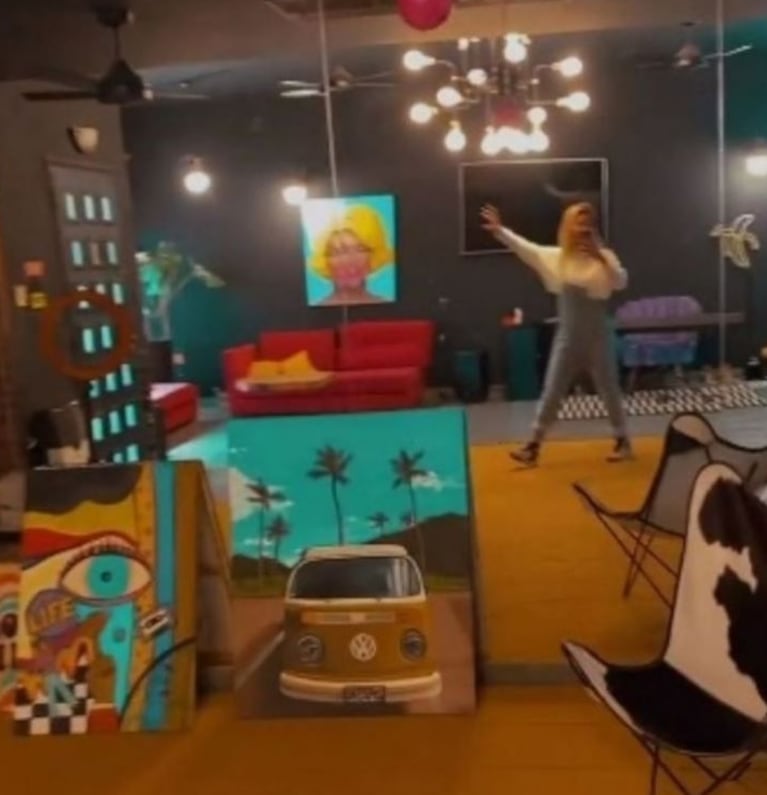 Así es la casa de Flor Vigna: estilo antiguo, piso vinílico y una cocina intervenida con stickers | Créditos: Instagram @florivigna