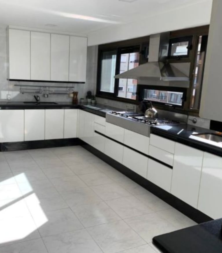 Así es la casa de Guillermo Francella: cocina de lujo, mucha luz natural y estilos variados | Créditos: Captura Luzu TV