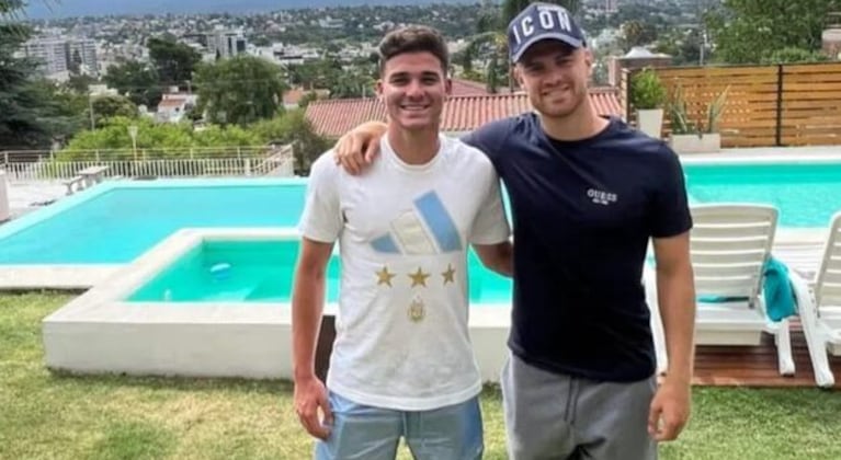 Así es la casa de Julián Álvarez en Madrid: minimalismo, confort y privacidad | Créditos: Captura entrevista Creevy