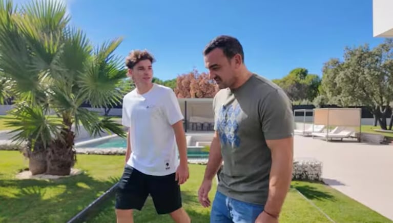 Así es la casa de Julián Álvarez en Madrid: minimalismo, confort y privacidad | Créditos: Captura entrevista Creevy