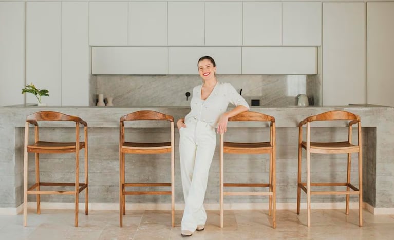 Así es la casa de Laurita Fernández: diseño moderno, grandes ventanales y tonos claros | Créditos: Instagram @holasoylaurita