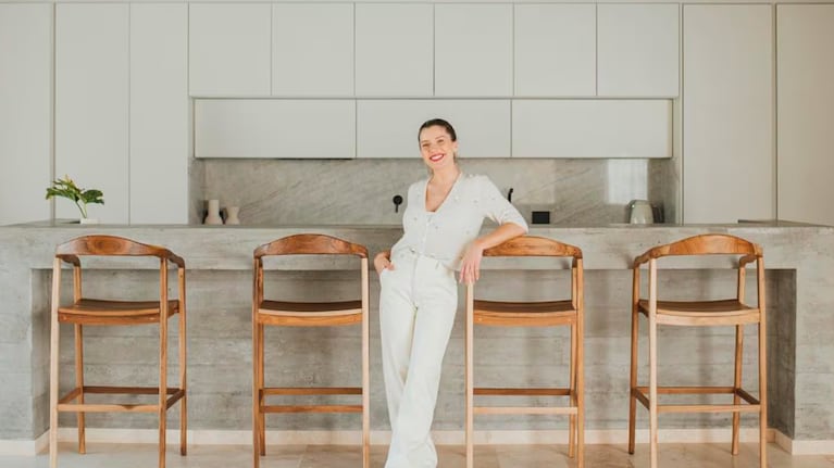 Así es la casa de Laurita Fernández: diseño moderno, grandes ventanales y tonos claros | Créditos: Instagram @holasoylaurita