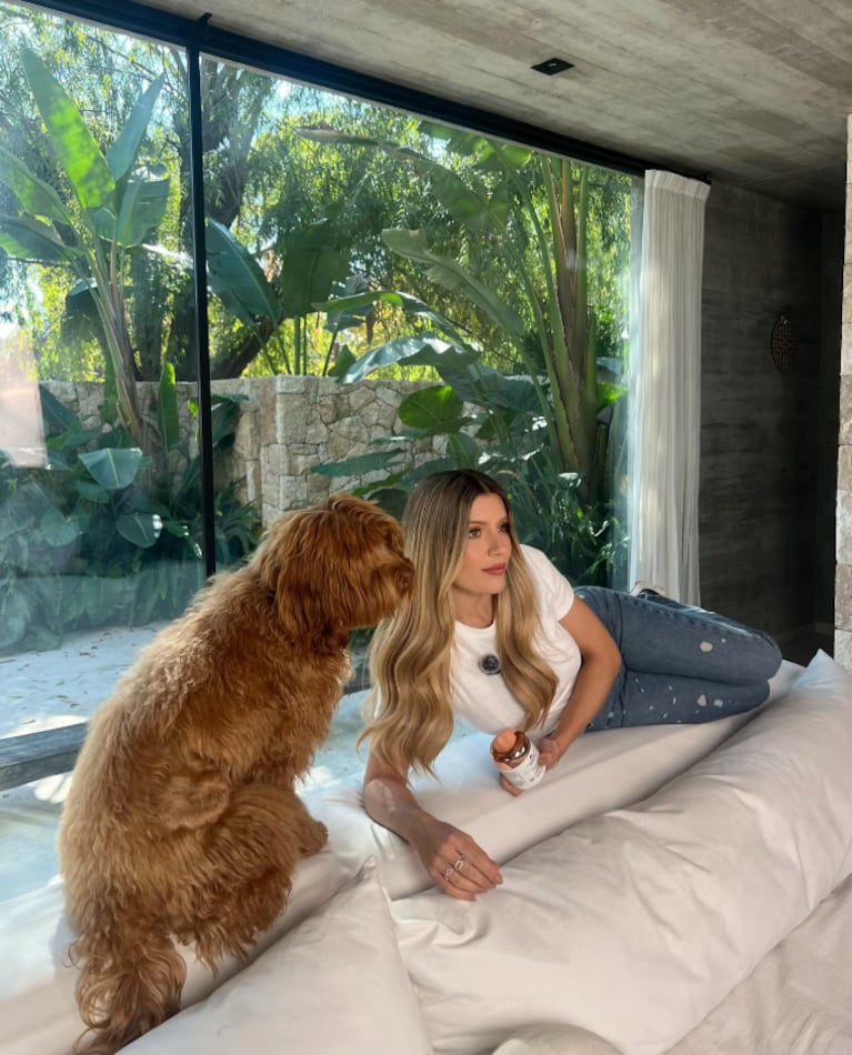 Así es la casa de Laurita Fernández: diseño moderno, grandes ventanales y tonos claros | Créditos: Instagram @holasoylaurita