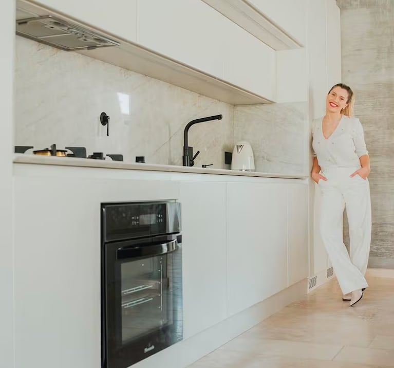 Así es la casa de Laurita Fernández: diseño moderno, grandes ventanales y tonos claros | Créditos: Instagram @holasoylaurita