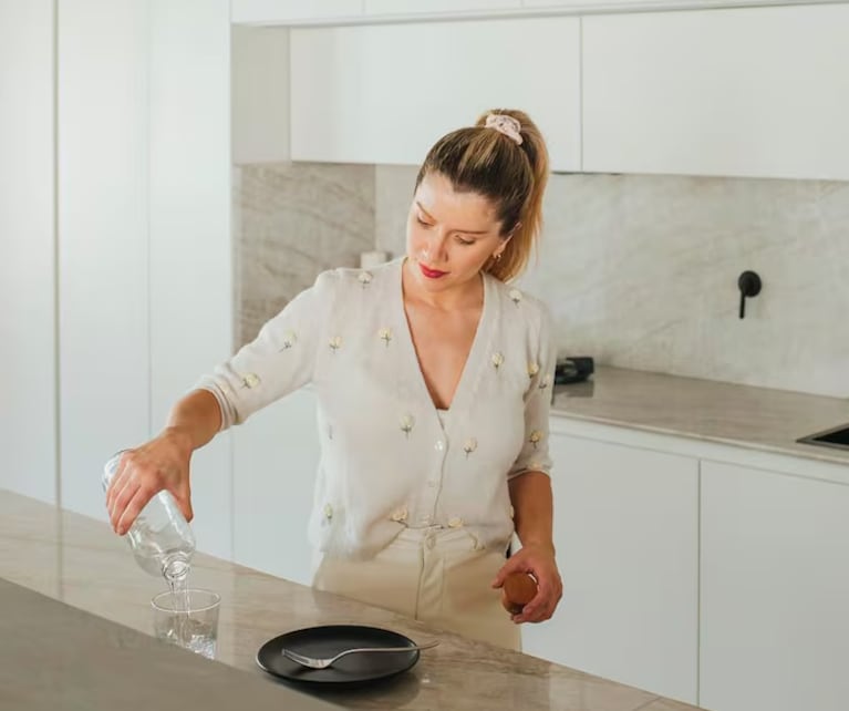 Así es la casa de Laurita Fernández: diseño moderno, grandes ventanales y tonos claros | Créditos: Instagram @holasoylaurita