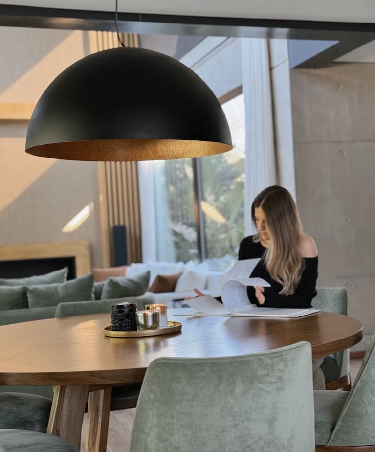 Así es la casa de Macarena Rinaldi y Federico Hoppe: calidez, detalles únicos y mucha luz natural | Créditos: Instagram @macarinaldiok