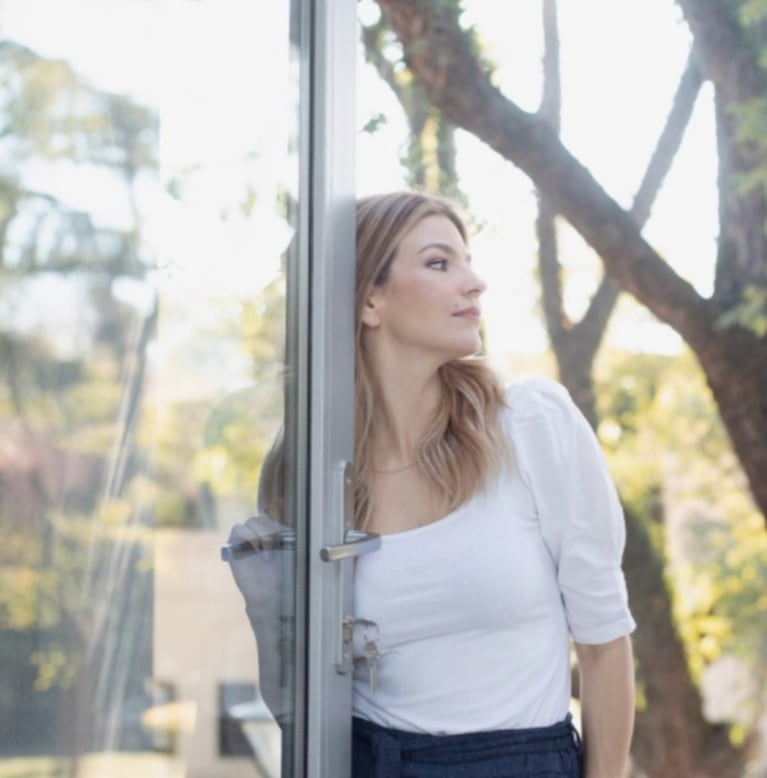 Así es la casa familiar de Marcela Kloosterboer: espaciosas habitaciones, cálida chimenea y mucha luz natural