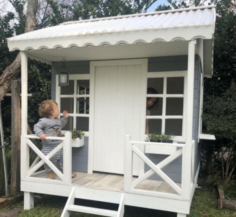 Así es la casa familiar de Marcela Kloosterboer: espaciosas habitaciones, cálida chimenea y mucha luz natural