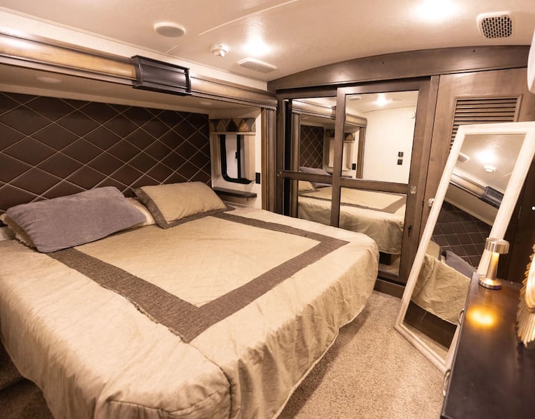 Así es la casa rodante de Flavio Mendoza: lujo, diseño minimalista y confort total para vivir con su hijo | Créditos: Revista Gente