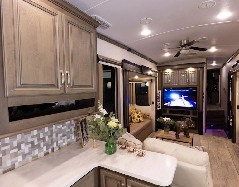 Así es la casa rodante de Flavio Mendoza: lujo, diseño minimalista y confort total para vivir con su hijo | Créditos: Revista Gente