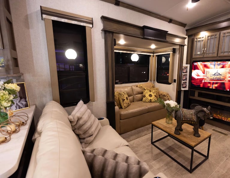 Así es la casa rodante de Flavio Mendoza: lujo, diseño minimalista y confort total para vivir con su hijo | Créditos: Revista Gente
