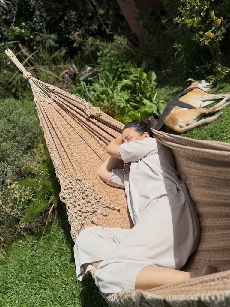 Así es la casa verde de Paula Colombini: enorme jardín con plantas nativas y comestibles (Foto de Instagram @colombinipaula )