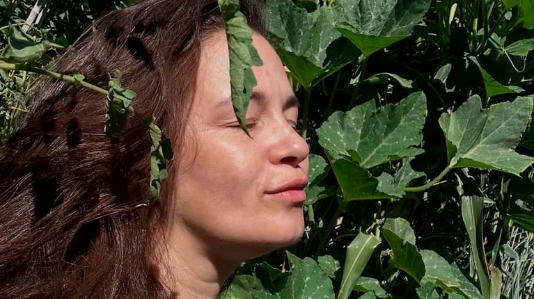 Así es la casa verde de Paula Colombini: enorme jardín con plantas nativas y comestibles (Foto de Instagram @colombinipaula )