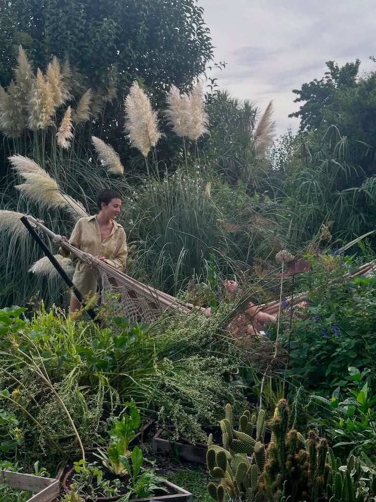 Así es la casa verde de Paula Colombini: enorme jardín con plantas nativas y comestibles (Foto de Instagram @colombinipaula )