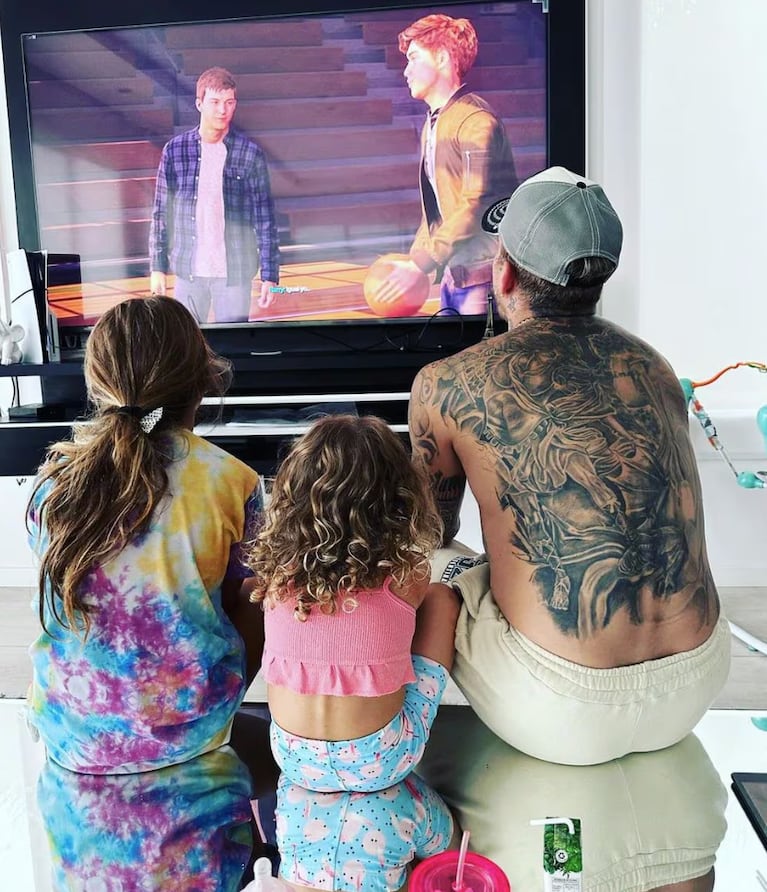 Así es la enorme casa de El Polaco en un country: decoración minimalista y vistas al lago