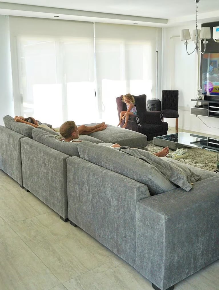 Así es la enorme casa de El Polaco en un country: decoración minimalista y vistas al lago