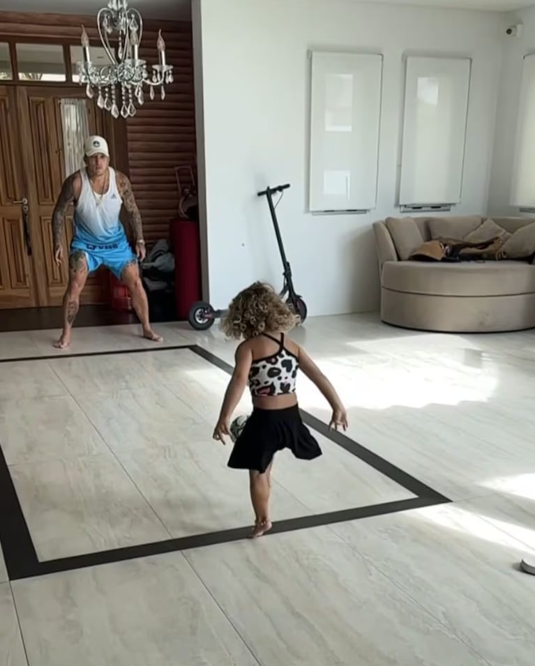 Así es la enorme casa de El Polaco en un country: decoración minimalista y vistas al lago