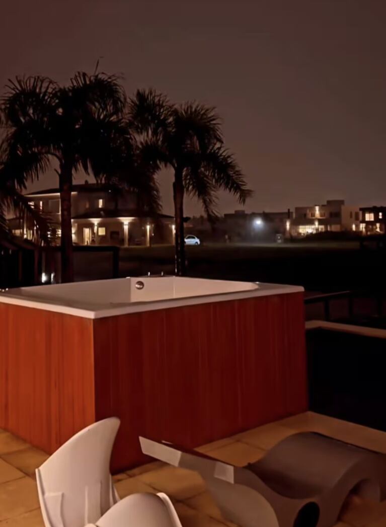 Así es la enorme casa de El Polaco en un country: decoración minimalista y vistas al lago