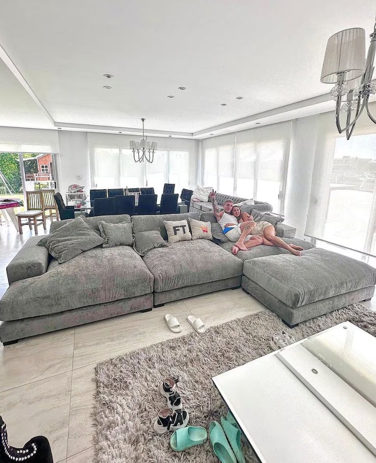 Así es la enorme casa de El Polaco en un country: decoración minimalista y vistas al lago