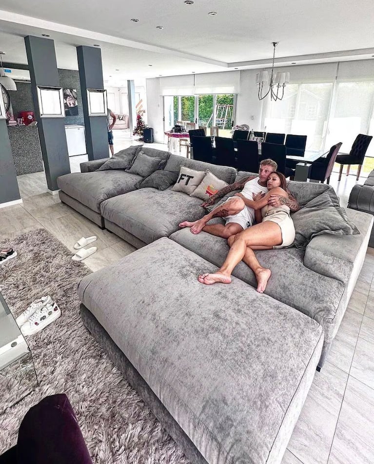 Así es la enorme casa de El Polaco en un country: decoración minimalista y vistas al lago