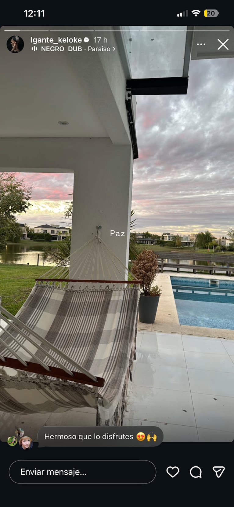 Así es la espectacular casa de L-Gante: amplio jardín con piscina y vista al lago