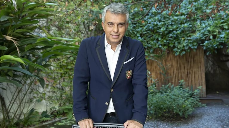 Así es la espectacular casa de Mario Massaccesi: refugio personal entre muebles retro y pisos de madera