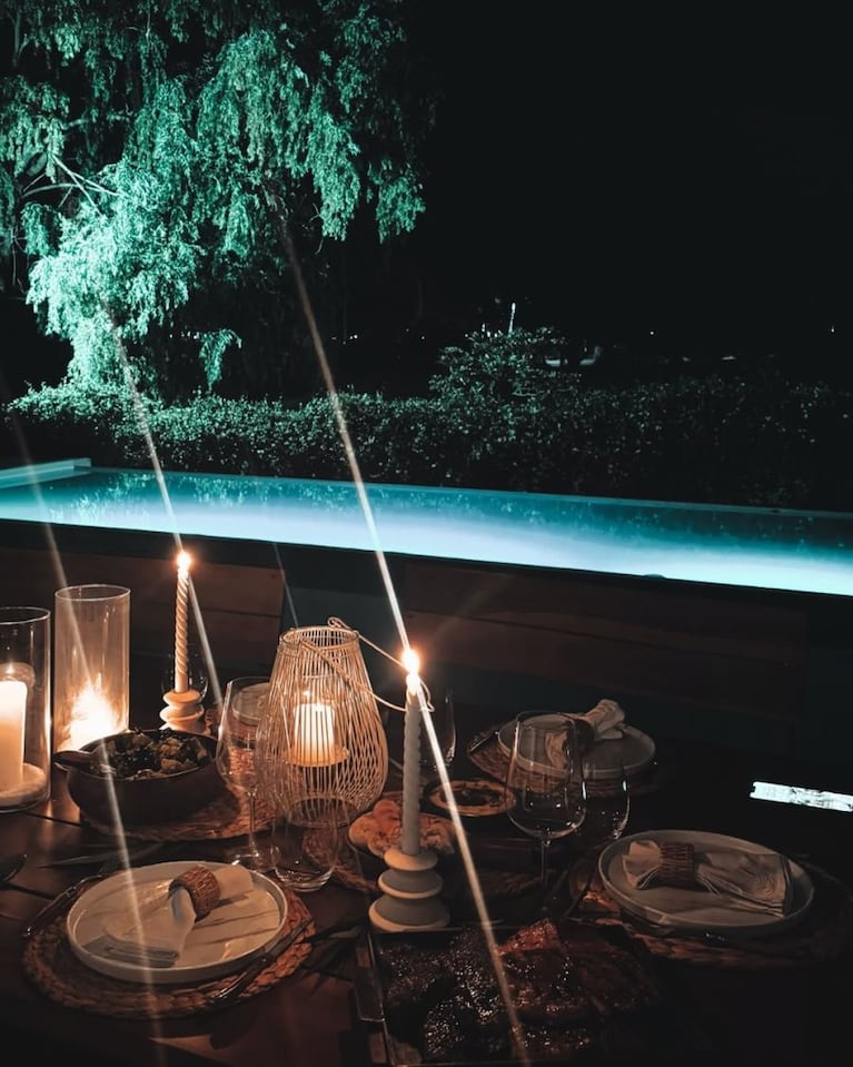 Así es la imponente casa de Cami Homs: living en el jardín, galería rústica y el rincón creado para Aitana | Créditos: Instagram @camihoms