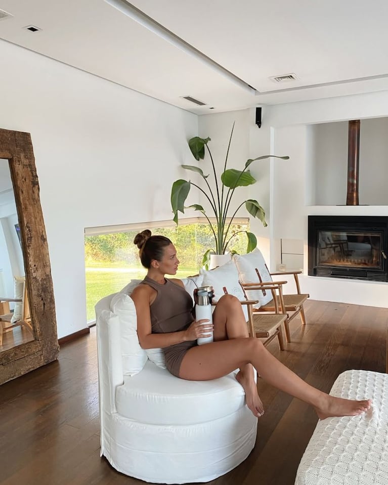 Así es la imponente casa de Cami Homs: living en el jardín, galería rústica y el rincón creado para Aitana | Créditos: Instagram @camihoms